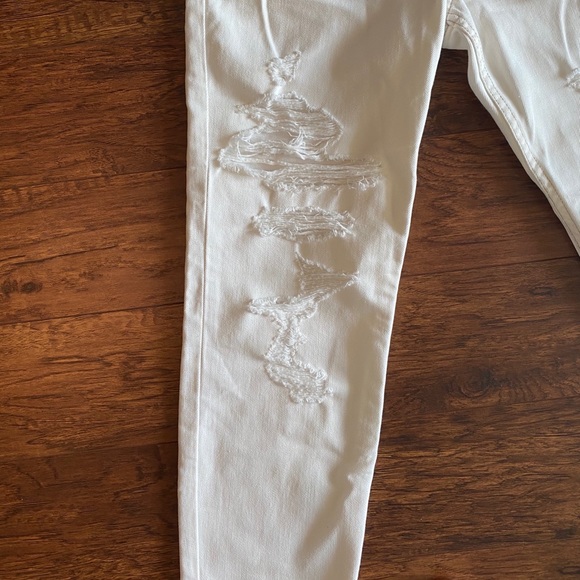 🍂 A&F White Distressed Boyfriend Cropped Jeans - Picture 2 of 8